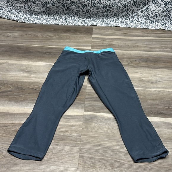 Nike gray and blue Capri leggings size medium - Picture 6 of 9